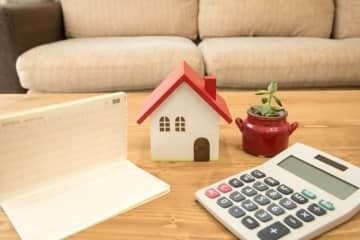 「超低金利時代」とも呼ばれる今の時代。定期預金にお金を預けてもほとんど増えず、うんざりする方も多いと思います。そこで、定期預金よりもお得（？）な貯金ワザを1つご紹介します。