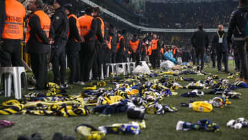 地震で凍える被災者のために…サッカーファンたちが見せた「あたたかさ」がこれ
