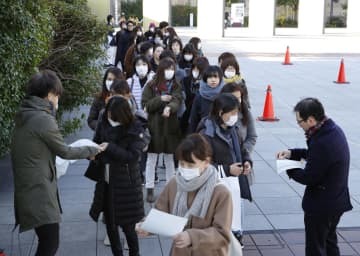 横浜地裁で開かれる植松聖被告の裁判員裁判第10回公判で傍聴券を求める人たち＝5日午前、横浜市