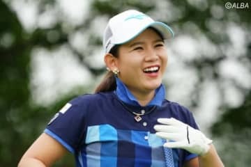 大江香織が解説する吉本ひかる（撮影：鈴木祥)