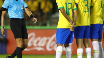 本田よ、これがブラジルだ！主審をダマす「身代わり術」がこれ