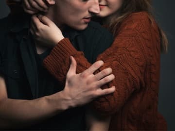 カラオケでぴったりと寄り添ってきた女…あと一歩だったのに、男が最後まで進めなかった理由とは