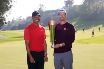 大会ホストのウッズ（左）とアダム・スコットがツーショット（撮影：GettyImages)