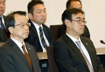 検察長官会同に出席した黒川弘務東京高検検事長。左は林真琴名古屋高検検事長＝19日午前、法務省