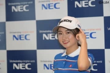 所属先の「NEC」のワッペンを指さす安田祐香　デビュー戦が無観客にも戸惑いはなし（撮影：佐々木啓)