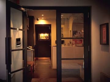 小籠包の店に入ると、やっと入り口に辿り着く！銀座で人気の隠れ家鮨を発見