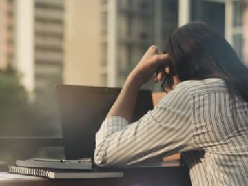 「職場で孤立してるなら…」パワハラに悩む女に持ちかけられた、意外すぎる提案