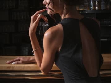 「私、寂しい女って思われてる…？」恋人を寝取られ、年下男の甘い誘惑に溺れかけた女