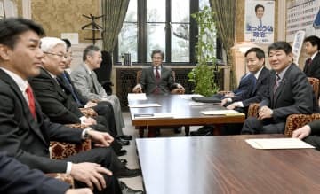 野党4党の国対委員長会談に臨む立憲民主党の安住国対委員長（中央）ら＝26日午前、国会