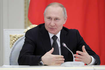 26日、ロシア・モスクワのクレムリンで開かれた作業部会で発言するプーチン大統領（タス＝共同）