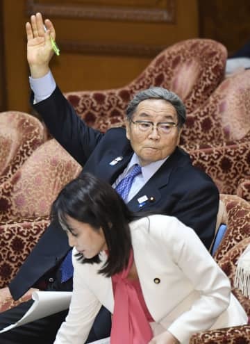 衆院予算委で答弁のため挙手する北村地方創生相＝27日午前