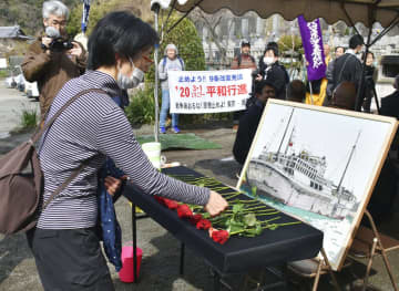 「第五福竜丸」の被ばくから66年となり、無線長久保山愛吉さんを悼む墓前祭でバラを手向ける参列者＝1日、静岡県焼津市