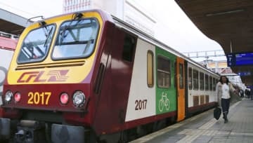 1日、ルクセンブルク市の駅に到着した列車（共同）