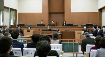 殺人などの罪に問われた鹿嶋学被告の初公判が開かれた広島地裁の法廷＝3日午前（代表撮影）