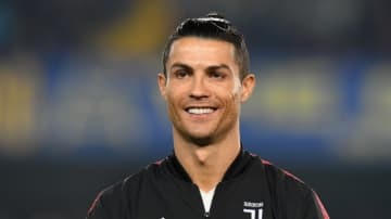 ロナウド、かっけぇな！クラシコ観戦中にやってた「男前対応」がこれ