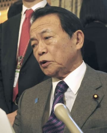 記者の質問に答える麻生財務相＝3日午前、国会