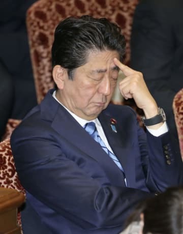 参院予算委で質問を聞く安倍首相＝3日午後