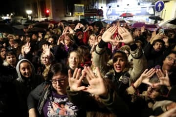 2019年11月、マドリードで14歳少女への集団レイプ事件の裁判判決に抗議する人たち（ロイター＝共同）
