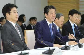 新型コロナウイルス感染症対策本部会合で発言する安倍首相（左から2人目）＝7日午後、首相官邸