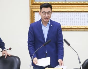 台湾国民党の新党首に選出され、あいさつする江啓臣氏＝7日、台北（中央通信社＝共同）