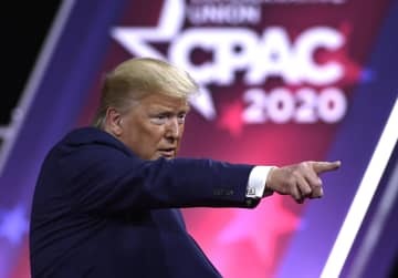 米首都ワシントン近郊で開かれた「保守政治行動会議（CPAC）」で発言するトランプ大統領＝2月29日（UPI＝共同）