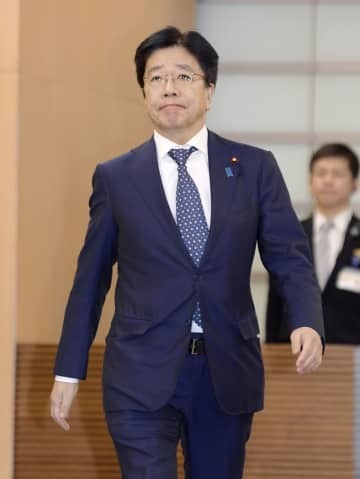 首相官邸に入る加藤厚労相＝8日午後