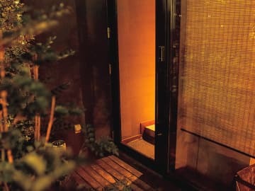 周囲から隠れた生垣を通り秘密の入り口へ！お忍び感がたまらない肉割烹が赤坂にあった！