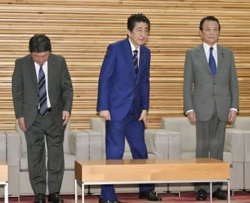 閣議に臨む（左から）茂木外相、安倍首相、麻生財務相＝10日午前、首相官邸