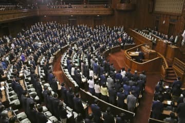 新型インフルエンザ等対策特別措置法改正案を賛成多数で可決した衆院本会議＝12日午後