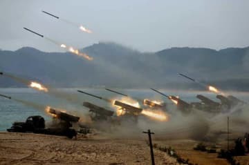 13日付の北朝鮮の労働新聞に掲載された砲撃対抗競技の写真（コリアメディア提供・共同）