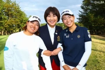 鈴木愛、渋野日向子と写る小林浩美会長（撮影：村上航)