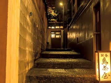 三味線の音が聞こえる粋な石畳の先に、神楽坂の新しき隠れ家となるフレンチが誕生していた！