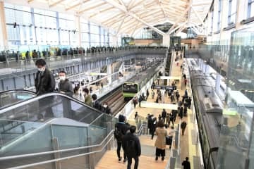 多くの人でにぎわう、開業したJR山手線・高輪ゲートウェイ駅＝14日、東京都港区