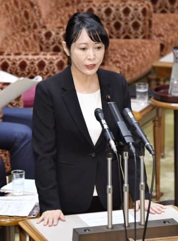 参院予算委で自らの国会答弁について謝罪する森法相＝16日午前