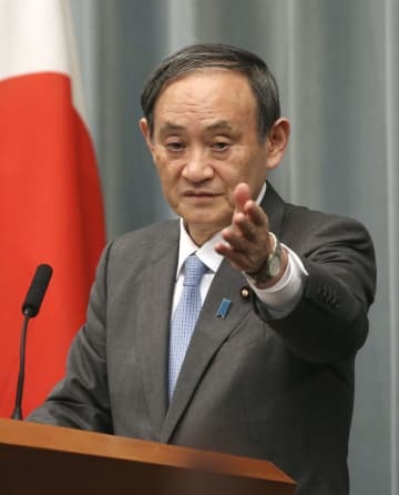 記者会見する菅官房長官＝16日午前、首相官邸