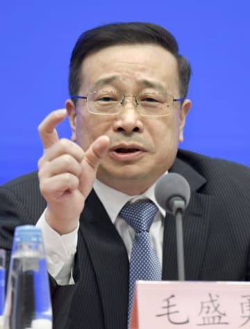 記者会見する中国国家統計局の毛盛勇報道官＝16日、北京（共同）