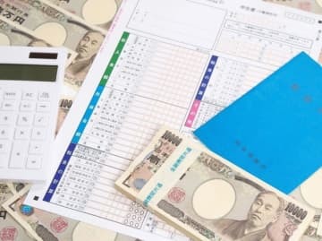 公的年金等の収入金額が400万円以下で、かつ公的年金等以外の所得金額が20万円以下の人は、確定申告が不要となります。この制度、「楽」と「損」が背中合わせかも……。