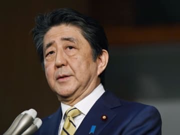 G7首脳による緊急テレビ電話会議を終え、取材に応じる安倍首相＝17日午前0時8分、首相官邸