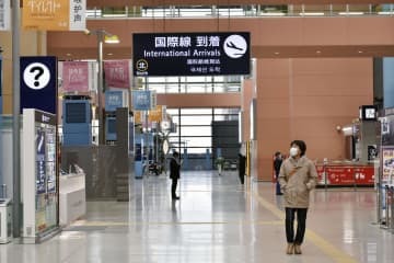 閑散とする関西空港の国際線到着ロビー＝16日