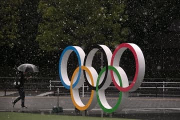 国立競技場近くに設置された五輪ロゴ＝14日、東京（AP＝共同）