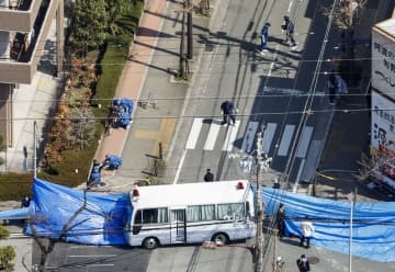 男性が心肺停止の状態で倒れていた現場周辺＝17日午後1時39分、兵庫県尼崎市（共同通信社ヘリから）
