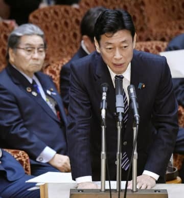 参院予算委で答弁する西村経済再生相。左奥は北村地方創生相＝17日午前