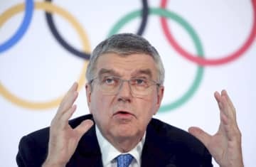IOC理事会後に記者会見するバッハ会長＝4日、ローザンヌ（ロイター＝共同）
