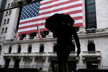 ニューヨーク証券取引所の前を歩く人＝17日（ゲッティ＝共同）