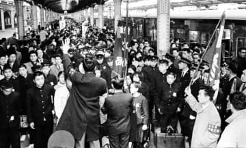 ＜あのころ＞「金の卵」が上野駅到着