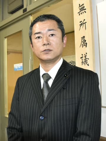 取材に応じる静岡県の諸田洋之県議＝18日午前、静岡県庁