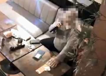 愛知県蒲郡市のフィリピンパブの防犯カメラに写った、新型コロナウイルス感染者の男性＝4日（店提供、画像の一部を加工しています）