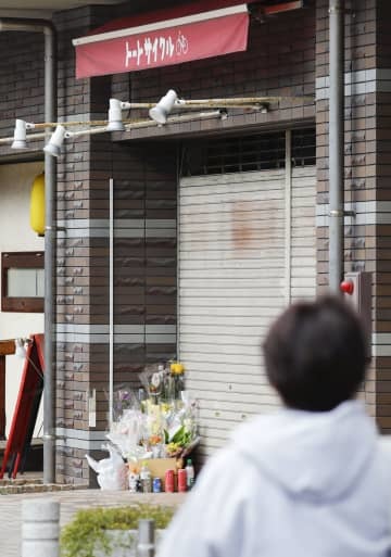 小森寛子さんを悼み、花束が置かれた福岡市博多区の自転車店＝18日午後