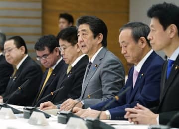 新型コロナウイルス感染症対策本部の会合で発言する安倍首相＝18日午後、首相官邸
