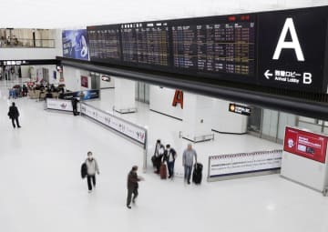 閑散とする成田空港の到着ロビー＝9日